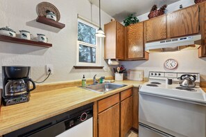 Condo, várias camas, lareira, vista para a montanha (Valley View) | Cozinha privada | Geladeira, micro-ondas, fogão, cooktop