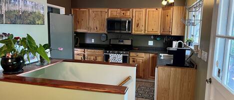 House, Multiple Beds, Hot Tub, Garden View | Private kitchen | Fridge, microwave, oven, stovetop