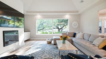 Rumah, Beberapa Tempat Tidur, hot tub (Waterside Dream) | Area keluarga | Televisi layar datar 50-inci dengan saluran TV digital dan perapian