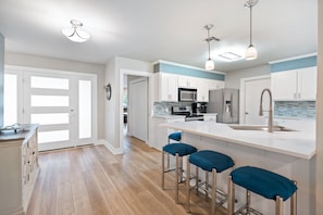 Casa, varias camas, hidromasaje (Waterside Dream) | Cocina privada | Refrigerador, microondas, horno y parrilla de estufa