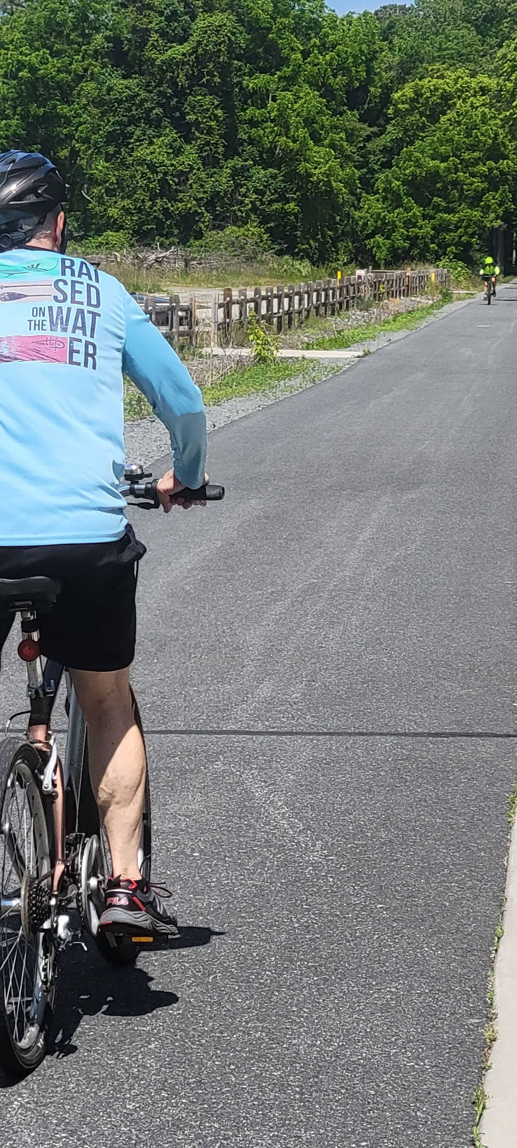 Une personne à vélo sur une piste cyclable.