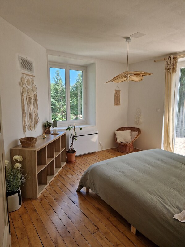 4 bedrooms, desk, iron/ironing board, travel cot