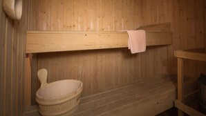 A wooden sauna room with benches and a wooden basin. - Highland Lodge 36 Loch Rannoch Highland Club (Pitlochry)