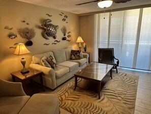 Apartment, Mehrere Betten, Balkon, Poolblick (Hale Kunu) | Wohnbereich | 42-Zoll-Flachbildfernseher mit Digitalempfang