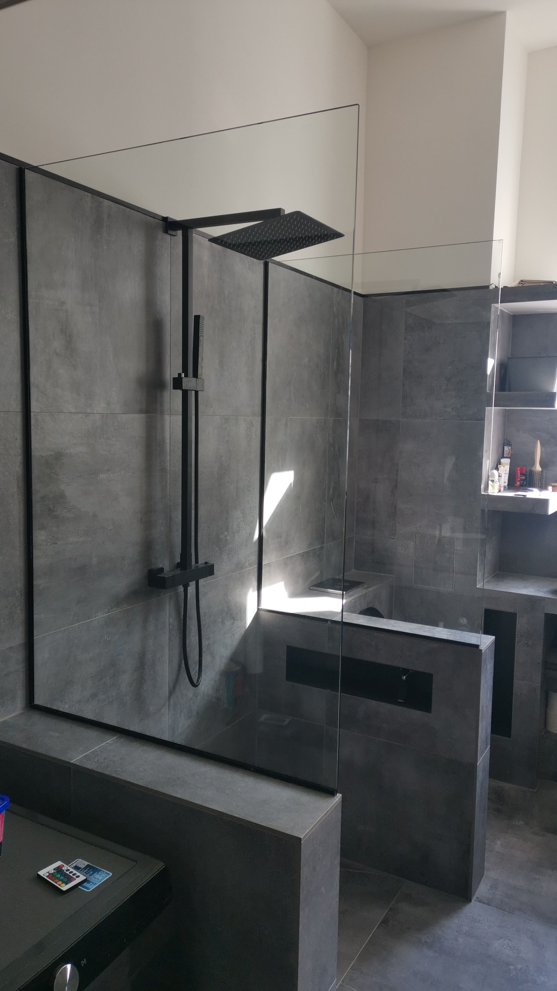 Chuveiro, toalhas de banho, sabonete, shampoo