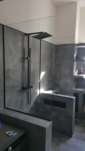 Dusche, Handtücher, Seife, Shampoo