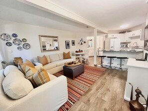 Condo, Berbilang Katil, Patio, Garden View (Windmill Cottage at Abbey Springs) | Ruang tamu | 42 inci televisyen skrin rata dengan digital 