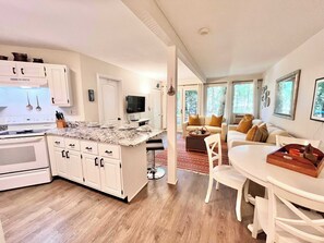 Kondominium, Beberapa Tempat Tidur, patio, pemandangan kebun (Windmill Cottage at Abbey Springs) | Interior