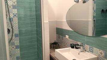 Haartrockner, Handtücher, Seife, Toilettenpapier