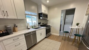House - 2BR Glendale House Fully Remodeled in 2024 w Private Fenced Patio Parking p4 (Glendale)