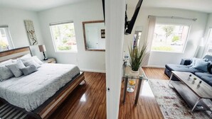 House - 2BR Glendale House Fully Remodeled in 2024 w Private Fenced Patio Parking p4 (Glendale)