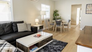 House - 2BR Glendale House Fully Remodeled in 2024 w Private Fenced Patio Parking p4 (Glendale)