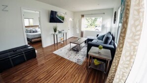 House - 2BR Glendale House Fully Remodeled in 2024 w Private Fenced Patio Parking p4 (Glendale)