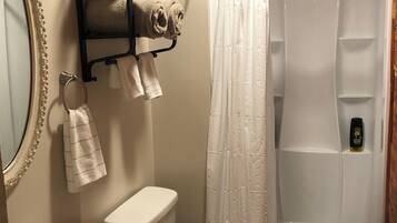 Haartrockner, Handtücher, Seife, Toilettenpapier