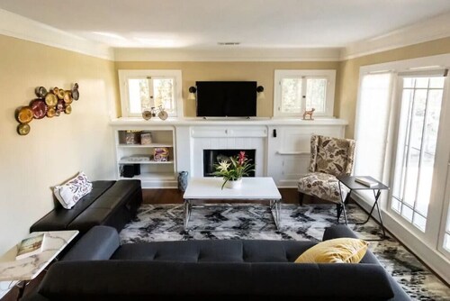 Updated 2BR House in Glendale With Private Fenced Yard Parking p2