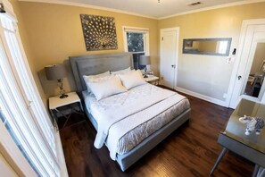 House - Updated 2BR House in Glendale With Private Fenced Yard Parking p2 (Glendale)