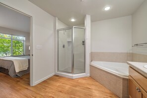 聯排別墅, 1 張加大雙人床和 1 張沙發床, 壁爐, 花園景觀 (Widgi Creek Retreat) | 浴室 | 全浸式浴缸、吹風機、毛巾