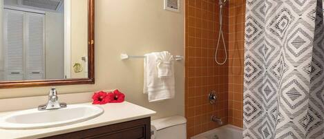 Ein Badezimmer mit Waschbecken, Toilette, Dusche und Spiegel.