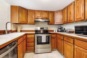 Condo, Multiple Beds, Lanai, Pool View (Honu Hale) | Private kitchen | Fridge, microwave, oven, stovetop