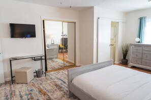 House | 4 bedrooms - Disneyland Renovated 3BR Fullerton House w Garage Fenced Yard p56 (Fullerton)