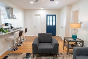 House | 4 bedrooms - Disneyland Renovated 3BR Fullerton House w Garage Fenced Yard p56 (Fullerton)