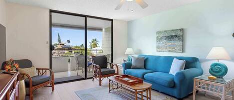 Leilighet, flere senger, balkong, delvis havutsikt (Plumeria Hale) | Oppholdsområde | En 42-tommers Flatskjerm-TV med digitale kanaler