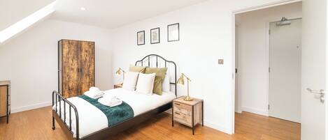 2 slaapkamers, een strijkplank/strijkijzer, wifi, beddengoed