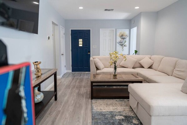 House | 6 bedrooms - Disneyland 5BR Fullerton House Fully Remodeled 2023 w Garage Fenced Yard p61 (Fullerton)