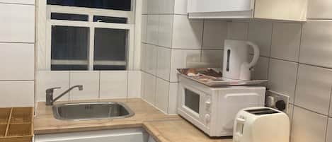 Een koelkast, een magnetron, een oven, een kookplaat