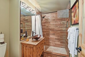 Ferienhaus, Mehrere Betten, Balkon, Bergblick (Luxury Tahoe Chalet) | Badezimmer | Dusche, Haartrockner, Handtücher