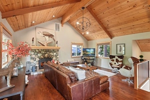 Huis, Meerdere bedden, balkon, uitzicht op bergen (Luxury Tahoe Chalet) | Woonruimte | Een 42-inch flatscreentelevisie met digitale zenders en een open haard