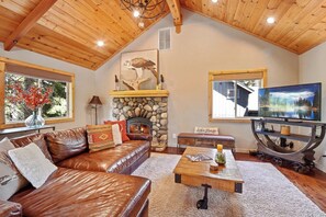 Living area - Luxury Tahoe Chalet Minutes to Dining (Tahoe Vista)