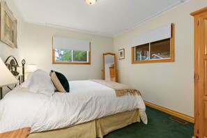 House | 2 bedrooms - Bear Essentials Lakefront Hideaway (Huntsville)