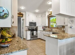 雪櫃、微波爐、焗爐、爐具