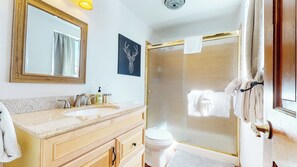 Lägenhet - flera sängar - eldstad - utsikt mot bergen (Mammoth Hygge) | Badrum | Handdukar och toalettpapper