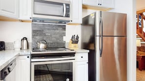 Condo, várias camas, lareira, vista para a montanha (Mammoth Hygge) | Cozinha privada | Cafeteira/chaleira