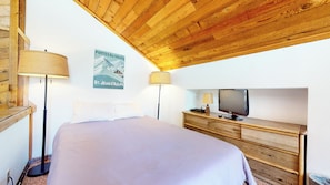 Condo, várias camas, lareira, vista para a montanha (Mammoth Hygge) | 2 quartos, individualmente decorados, individualmente mobiliados