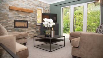 House | 5 bedrooms, desk