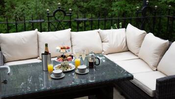 House | 5 bedrooms, desk