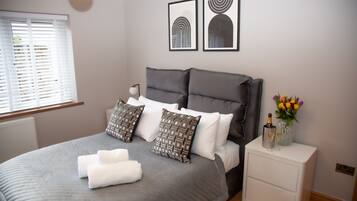 House | 5 bedrooms, desk