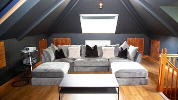 House | 5 bedrooms, desk