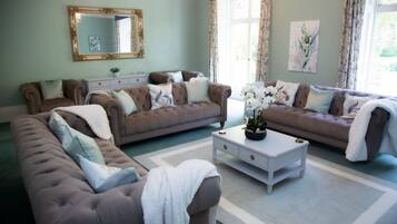 Rumah | 8 kamar tidur dan meja kerja