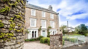 House | 8 bedrooms, desk