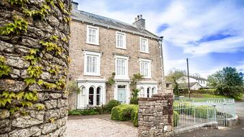 Rumah | 8 kamar tidur dan meja kerja