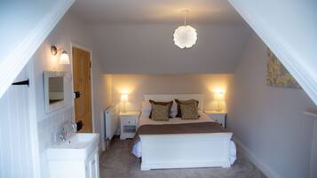 House | 8 bedrooms, desk