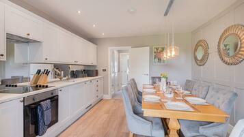 House | 4 bedrooms, desk