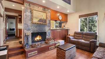 Pientalo, useita sänkyjä, parveke, vuoristonäköala (Getaway in Tahoe City) | Sisätilat
