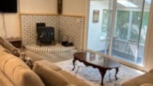 House | 3 bedrooms - Marmora Hideaway - Peaceful Cottage w Wi-fi Clearwater (Marmora and Lake)
