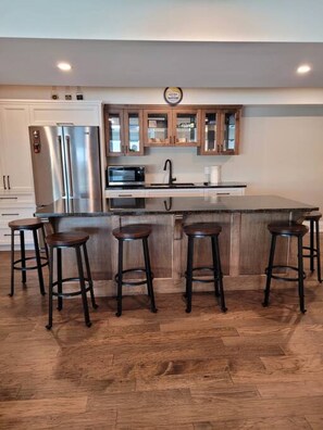 Apartment | 4 bedrooms - Chemong Lake Cottage w Private Boat Launch (Selwyn)