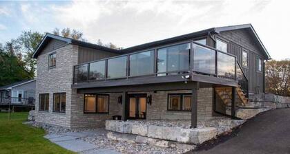 Chemong Lake Cottage w Private Boat Launch